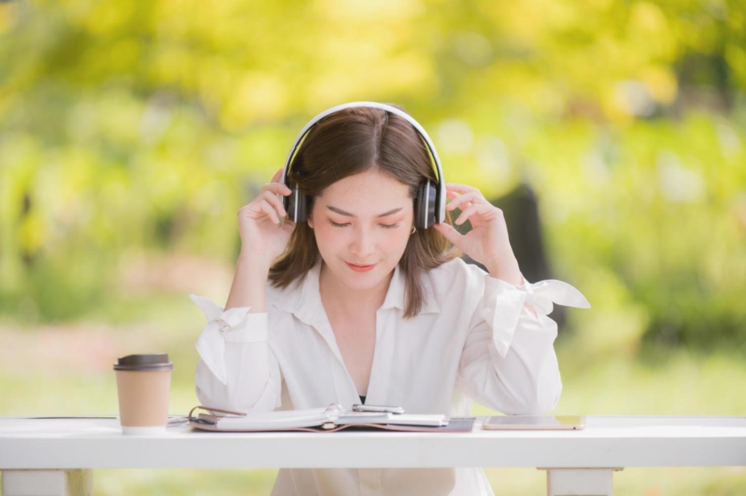 Centre de surveillance sécurisée feraxavifivodeliyva avec écrans de monitoring en temps réel