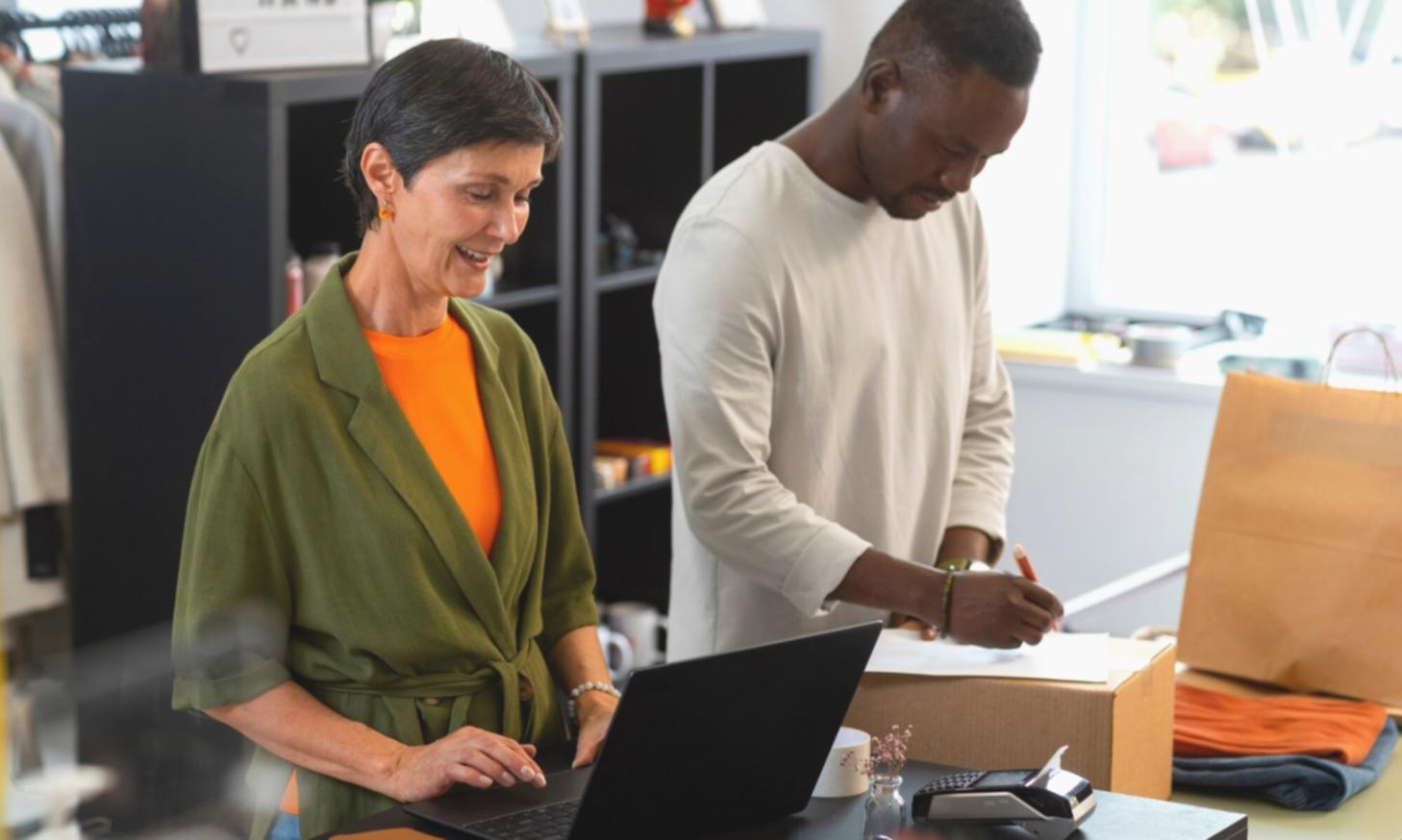 Équipe feraxavifivodeliyva travaillant sur les solutions de sécurité bancaire